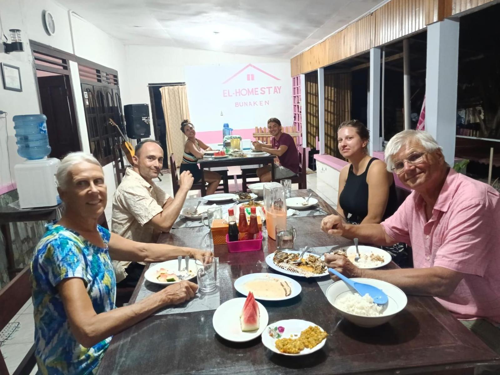 El Homestay Bunaken Exteriör bild